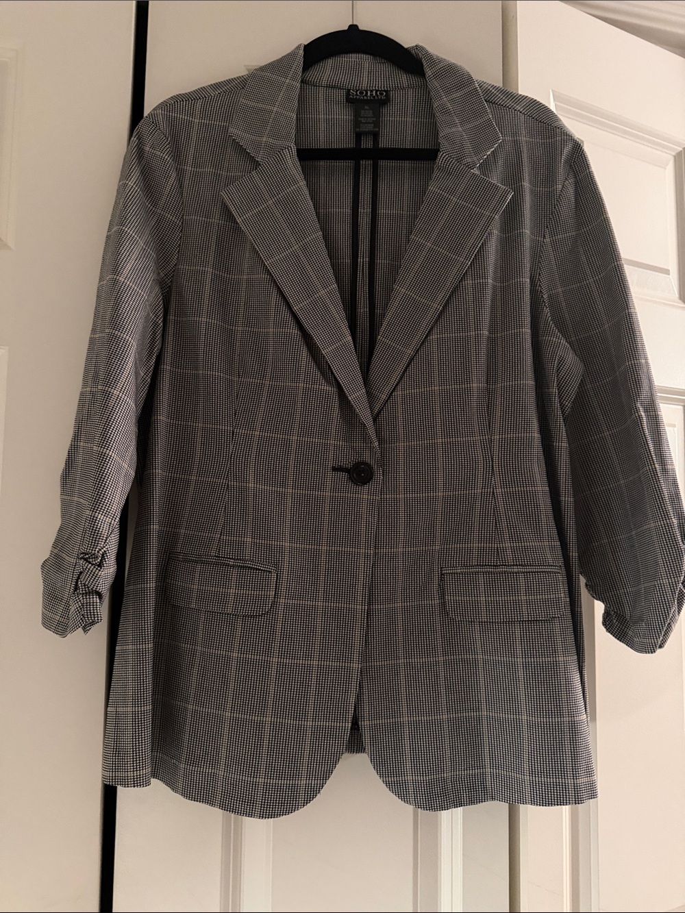 GUC SoHo Apparel plaid 1 button blazer. Size XL.